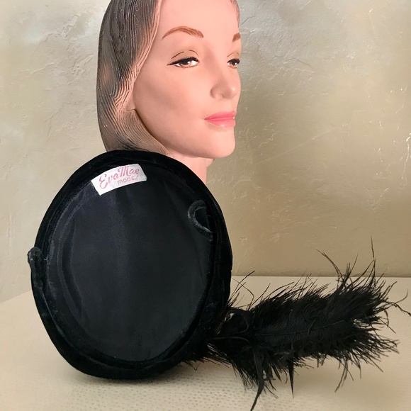 STYLISH 1950s BLACK VELVET CAP WITH OSTRICH AND BIOT FEATHERS
